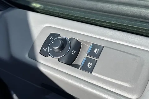 MF26FHJ Volkswagen Transporter Shuttle Style 286ps 65kwh electric Thumbnail #18