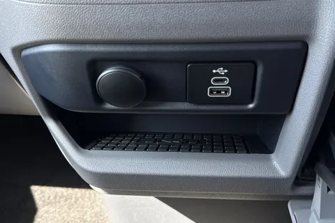 MF26FHJ Volkswagen Transporter Shuttle Style 286ps 65kwh electric Thumbnail #37