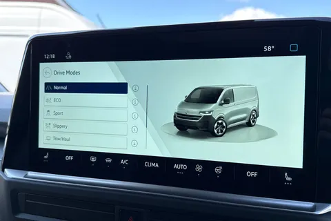 MF26FHJ Volkswagen Transporter Shuttle Style 286ps 65kwh electric Thumbnail #43