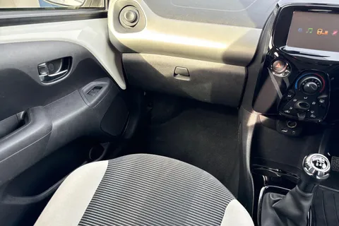 15 of 52 for PEUGEOT 108 1.2 PureTech Allure Top! Euro 6 5dr