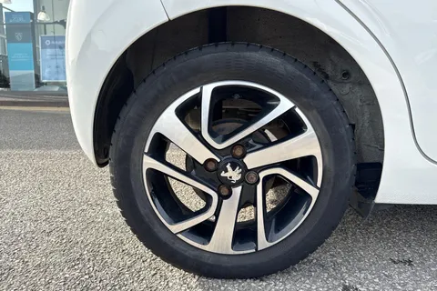 22 of 52 for PEUGEOT 108 1.2 PureTech Allure Top! Euro 6 5dr