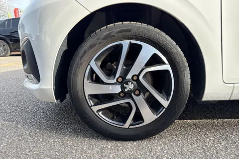 24 of 52 for PEUGEOT 108 1.2 PureTech Allure Top! Euro 6 5dr