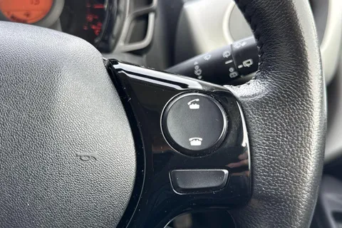 38 of 52 for PEUGEOT 108 1.2 PureTech Allure Top! Euro 6 5dr