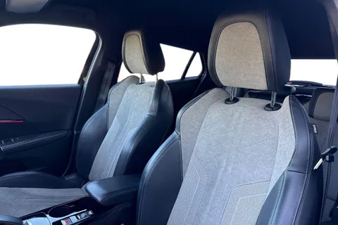 KR71LUB PEUGEOT e-2008 50kWh GT Premium Auto 5dr Thumbnail #16