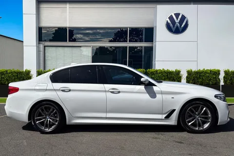 PJ20KCN BMW 5 Series 2.0 520d M Sport Auto xDrive Euro 6 (s/s) 4dr Thumbnail #4