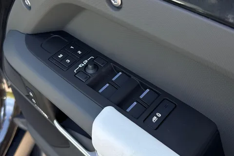 Land Rover Defender 110 3.0 D250 MHEV X-Dynamic HSE Auto 4WD Euro 6 (s/s) 5dr Thumbnail #19