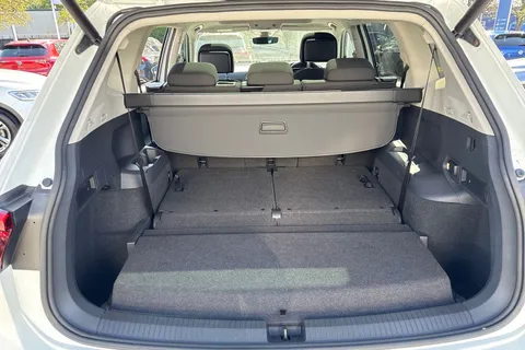 DU18AJX Volkswagen Tiguan Allspace 2.0 TDI 4Motion SEL 5dr DSG Thumbnail #6