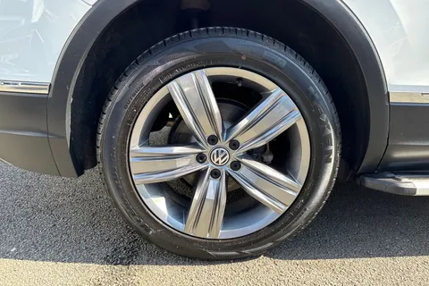 DU18AJX Volkswagen Tiguan Allspace 2.0 TDI 4Motion SEL 5dr DSG Thumbnail #10