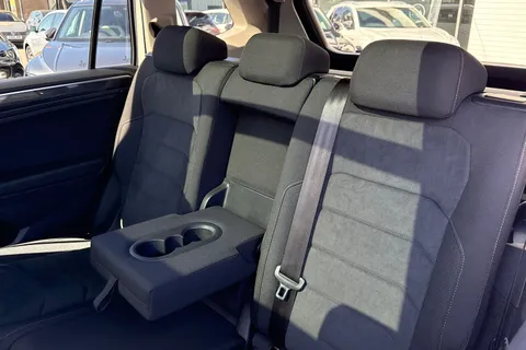 DU18AJX Volkswagen Tiguan Allspace 2.0 TDI 4Motion SEL 5dr DSG Thumbnail #18