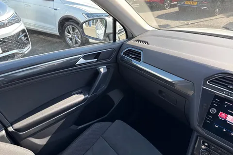 DU18AJX Volkswagen Tiguan Allspace 2.0 TDI 4Motion SEL 5dr DSG Thumbnail #19