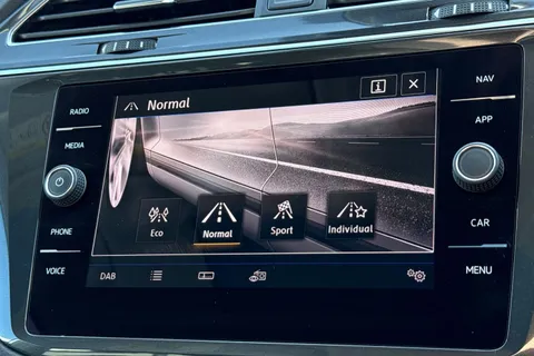 DU18AJX Volkswagen Tiguan Allspace 2.0 TDI 4Motion SEL 5dr DSG Thumbnail #30