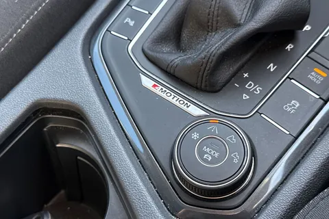 DU18AJX Volkswagen Tiguan Allspace 2.0 TDI 4Motion SEL 5dr DSG Thumbnail #35