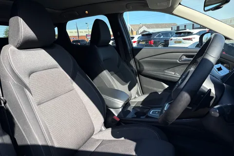 DL73VNR Nissan Qashqai 1.3 DIG-T MHEV N-Connecta XTRON Euro 6 (s/s) 5dr Thumbnail #25