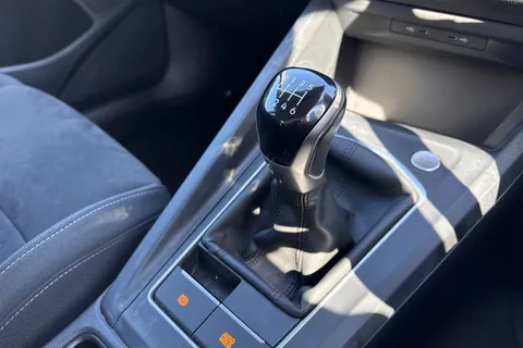 DG21NVD Volkswagen Golf 1.5 TSI 150 Style 5dr Thumbnail #24