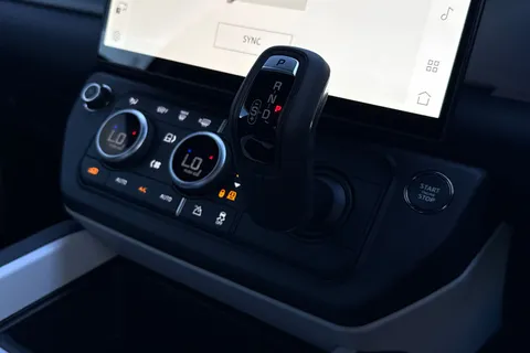 Land Rover Defender 90 3.0 D250 MHEV X-Dynamic SE Auto 4WD Euro 6 (s/s) 3dr Thumbnail #17