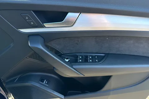 ND18UKJ Audi Q5 2.0 TDI 40 S line S Tronic quattro Euro 6 (s/s) 5dr Thumbnail #22