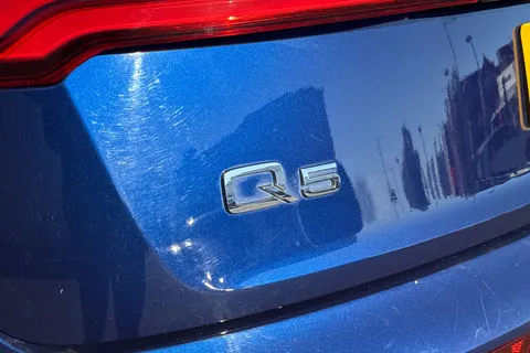 ND18UKJ Audi Q5 2.0 TDI 40 S line S Tronic quattro Euro 6 (s/s) 5dr Thumbnail #26