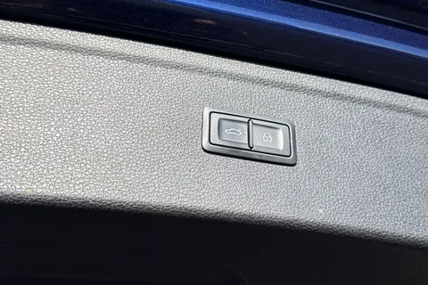 ND18UKJ Audi Q5 2.0 TDI 40 S line S Tronic quattro Euro 6 (s/s) 5dr Thumbnail #31