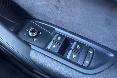 ND18UKJ Audi Q5 2.0 TDI 40 S line S Tronic quattro Euro 6 (s/s) 5dr Thumbnail #34