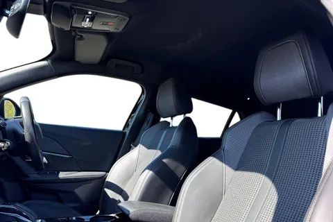 RO71XUZ PEUGEOT e-2008 50kWh GT Auto 5dr Thumbnail #17