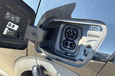 RO71XUZ PEUGEOT e-2008 50kWh GT Auto 5dr Thumbnail #32