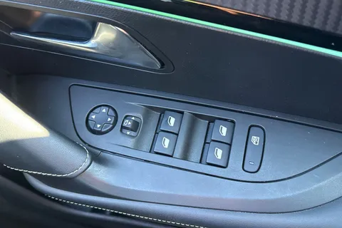 RO71XUZ PEUGEOT e-2008 50kWh GT Auto 5dr Thumbnail #43