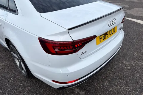 FB19OLU Audi A4 Black Edition 45 TFSI quattro 245 PS S tronic Thumbnail #9