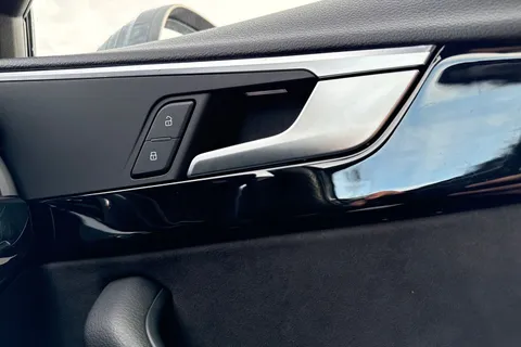 FB19OLU Audi A4 Black Edition 45 TFSI quattro 245 PS S tronic Thumbnail #22