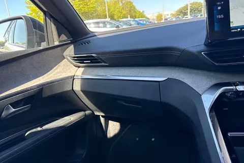 19 of 66 for PEUGEOT 3008 1.2 PureTech GT Premium EAT Euro 6 (s/s) 5dr