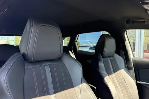 23 of 66 for PEUGEOT 3008 1.2 PureTech GT Premium EAT Euro 6 (s/s) 5dr