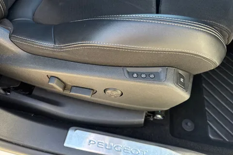 37 of 66 for PEUGEOT 3008 1.2 PureTech GT Premium EAT Euro 6 (s/s) 5dr