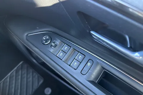 42 of 66 for PEUGEOT 3008 1.2 PureTech GT Premium EAT Euro 6 (s/s) 5dr