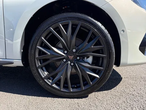  CUPRA Leon 1.5 eHybrid 25.8kWh Shadow Edition DSG Euro 6 (s/s) 5dr Thumbnail #7