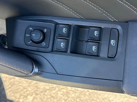  CUPRA Leon 1.5 eHybrid 25.8kWh Shadow Edition DSG Euro 6 (s/s) 5dr Thumbnail #18