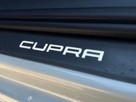  CUPRA Leon 1.5 eHybrid 25.8kWh Shadow Edition DSG Euro 6 (s/s) 5dr Thumbnail #33