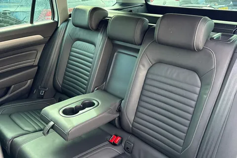 19 of 44 for VOLKSWAGEN PASSAT 2.0 TDI EVO SCR SEL 5dr