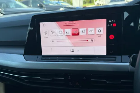 MJ71YPC Volkswagen Golf 2.0 TDI Life 5dr DSG Thumbnail #22