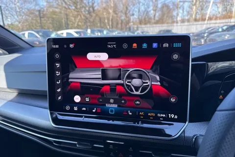  Volkswagen Golf 1.5 TSI Black Edition Euro 6 (s/s) 5dr Thumbnail #22