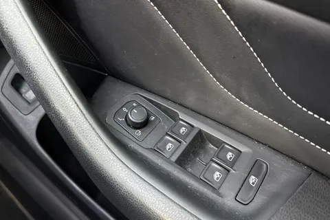 25 of 44 for VOLKSWAGEN PASSAT 2.0 TDI EVO SCR SEL 5dr