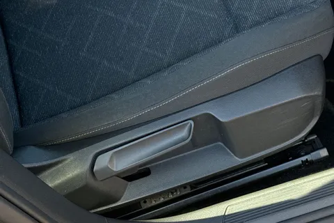 MJ71YPC Volkswagen Golf 2.0 TDI Life 5dr DSG Thumbnail #33