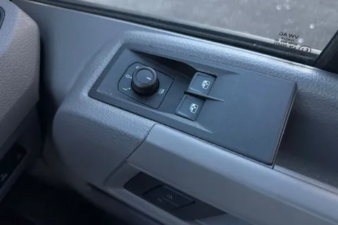 MJ74FHE Volkswagen Crafter 2.0 TDI 140PS Commerce Plus High Roof Van Thumbnail #18