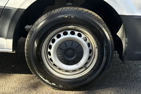 MJ74FHE Volkswagen Crafter 2.0 TDI 140PS Commerce Plus High Roof Van Thumbnail #24