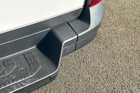 MJ74FHE Volkswagen Crafter 2.0 TDI 140PS Commerce Plus High Roof Van Thumbnail #31