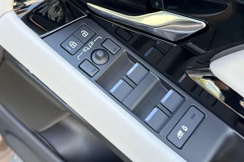  Land Rover Range Rover Evoque 2.0 D200 MHEV Hoxton Edition Auto 4WD Euro 6 (s/s) 5dr Thumbnail #32