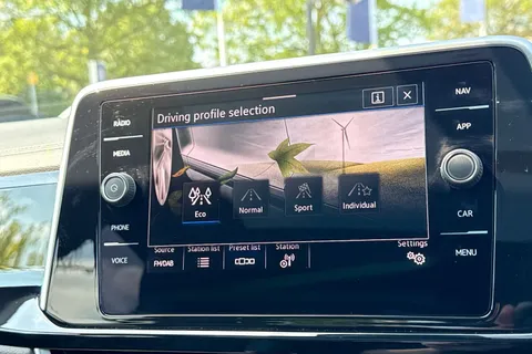 KN75NZG Volkswagen T-Roc 2.0 TDI 150 EVO R-Line 5dr DSG ⭐panoramic sunroof, Rear view camera⭐ Thumbnail #34