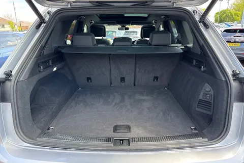 VN22UXW Volkswagen Touareg 3.0 V6 TSI 4Motion Black Edition ⭐Active climate Seats, Heated windscreen⭐ Thumbnail #8