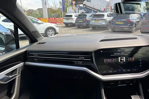 VN22UXW Volkswagen Touareg 3.0 V6 TSI 4Motion Black Edition ⭐Active climate Seats, Heated windscreen⭐ Thumbnail #21