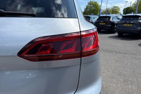 VN22UXW Volkswagen Touareg 3.0 V6 TSI 4Motion Black Edition ⭐Active climate Seats, Heated windscreen⭐ Thumbnail #27