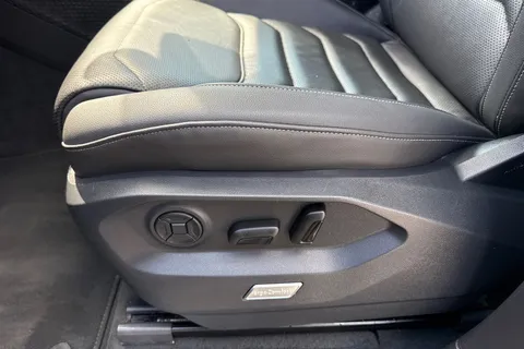 VN22UXW Volkswagen Touareg 3.0 V6 TSI 4Motion Black Edition ⭐Active climate Seats, Heated windscreen⭐ Thumbnail #42