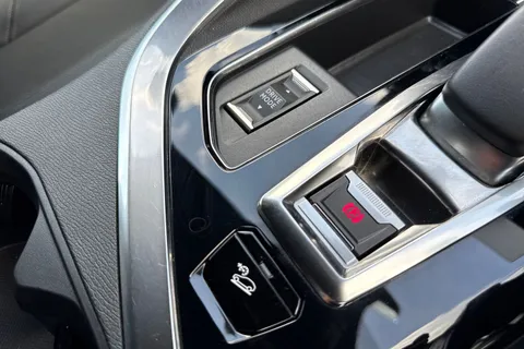 AE23ZTU PEUGEOT 3008 1.6 13.2kWh GT e-EAT 4WD Euro 6 (s/s) 5dr Thumbnail #44